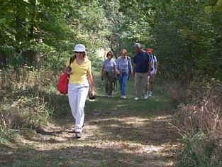 people hiking.JPG (29133 bytes)